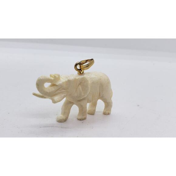 Vintage Hand Carved Elephant Pendant Wood or Lucite 3D Animal Jewelry - Picture 5 of 9